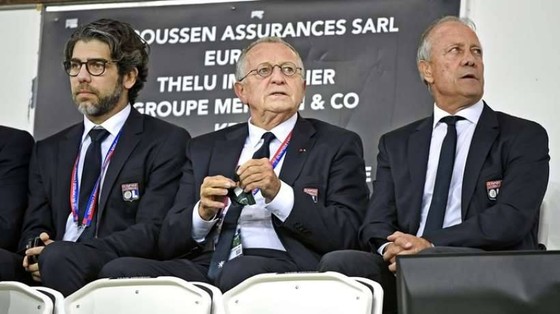 Juninho và Chủ tịch CLB Lyon là Jean Michel Aulas