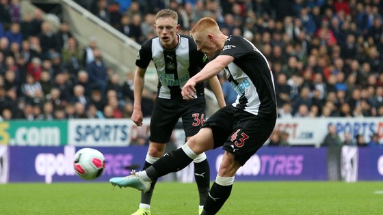 Newcastle - Man United 1-0: Nhóc Longstaff ghi bàn, Chích chòe nhấn chìm Quỷ đỏ ảnh 3