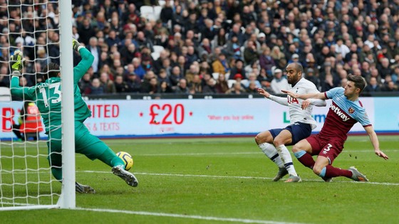 West Ham - Tottenham 2-3: Gà trống lột xác dưới tay Mourinho ảnh 5