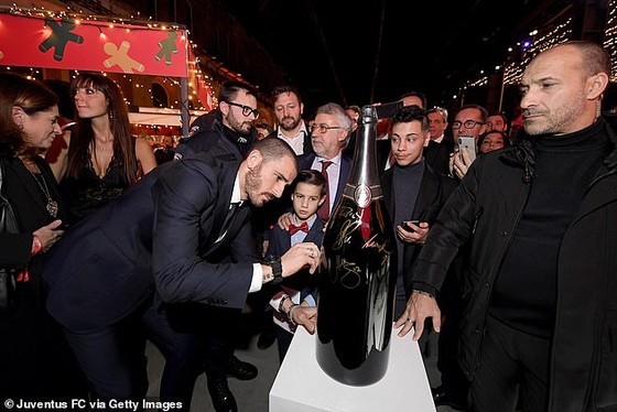 Vì sao Juventus “quên” mời Mandzukic dự tiệc Giáng sinh ảnh 4