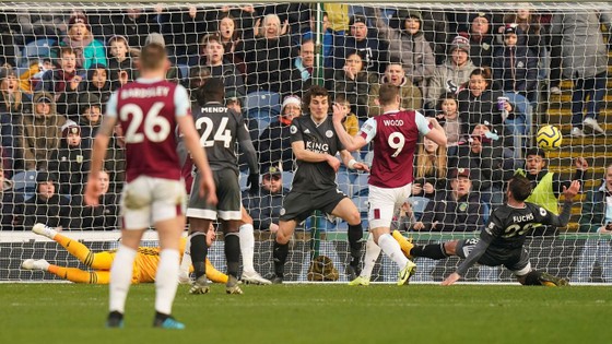 Burnley - Leicester City 2-1: Jamie Vardy sút hỏng phạt đền, Bầy cáo thua ngược ảnh 7
