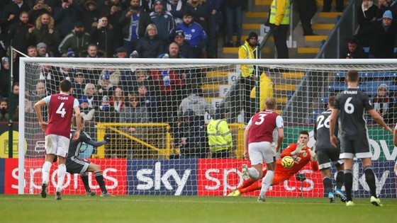 Burnley - Leicester City 2-1: Jamie Vardy sút hỏng phạt đền, Bầy cáo thua ngược ảnh 9