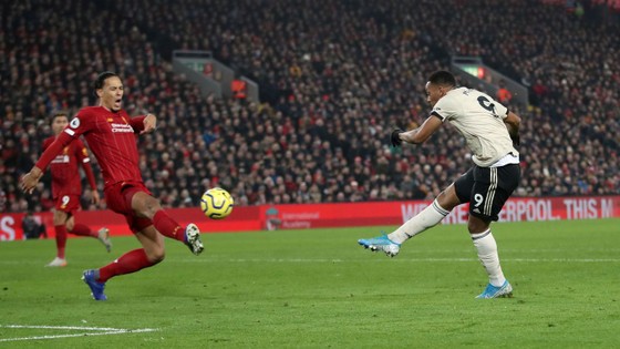 Liverpool - Man United 2-0: Van Dijk, Salah nhấn chìm Quỷ đỏ ảnh 6