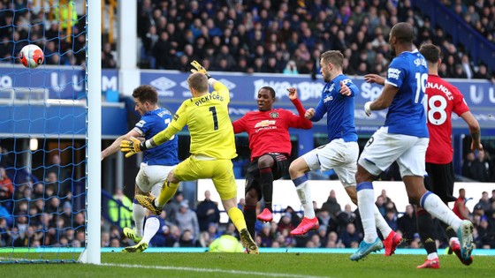 Everton - Man United 1-1: De Gea tặng quà, Bruno lại tỏa sáng  ảnh 5
