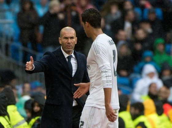 Muốn giữ Mbappe, PSG sẽ phải tuyển mộ… Zidane