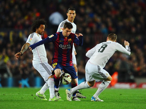 Marcelo (trái) nếm trải nhiều cay đắng khi đối đầu Messi
