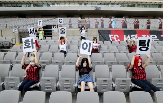 Những mannequin trên khán đài đang gây họa cho FC Seoul.