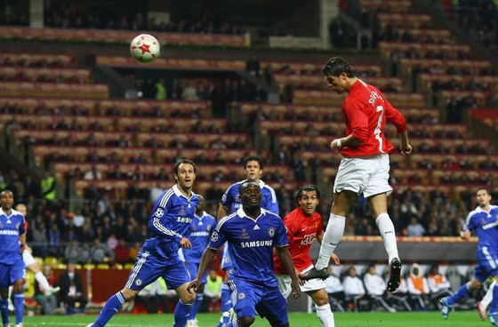 Cristiano Ronaldo bật lên đánh đầu ghi bàn trong trận chung kết Champions League 2008