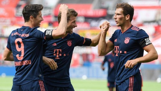 Các cầu thủ Bayern ăn mừng bàn thắng