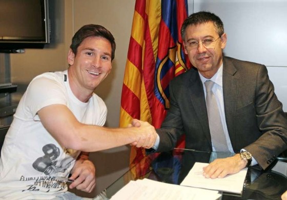 Messi và Chủ tịch Bartomeu