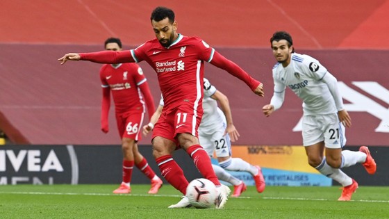 Mo Salah ghi hattrick giúp Liverpool khuất phục Leeds trong cơn mưa 7 bàn thắng ảnh 1