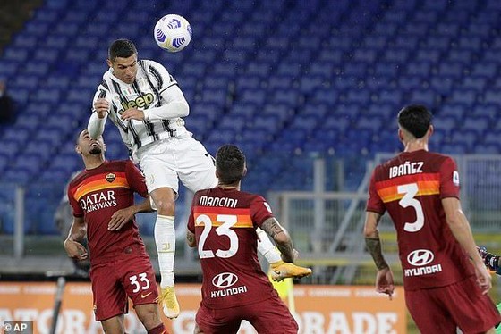 Ronaldo gỡ hòa cho Juventus trên chấm 11m