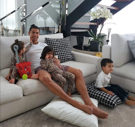 Kẻ trộm viếng thăm nhà của Ronaldo ở Madeira để cuỗm chiếc áo... Juventus ảnh 1