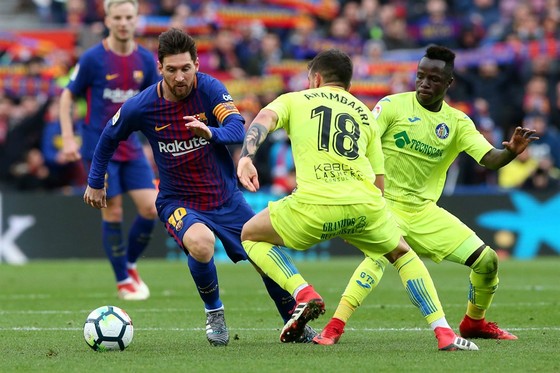 Lionel Messi đi bóng qua hàng thủ Getafe