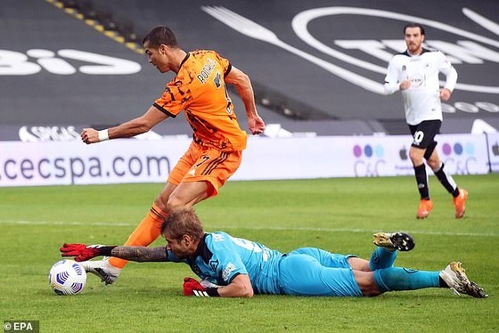 Ronaldo đi bóng qua thủ môn Spezia trước khi ghi bàn vào lưới trống