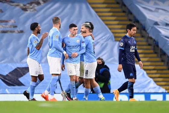 Các cầu thủ Manchester City mừng bàn thắng của Sergio Aguero  (10)