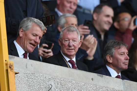 Sir Alex Ferguson (giữa) vẫn là một nhà chuyên môn sắc sảo