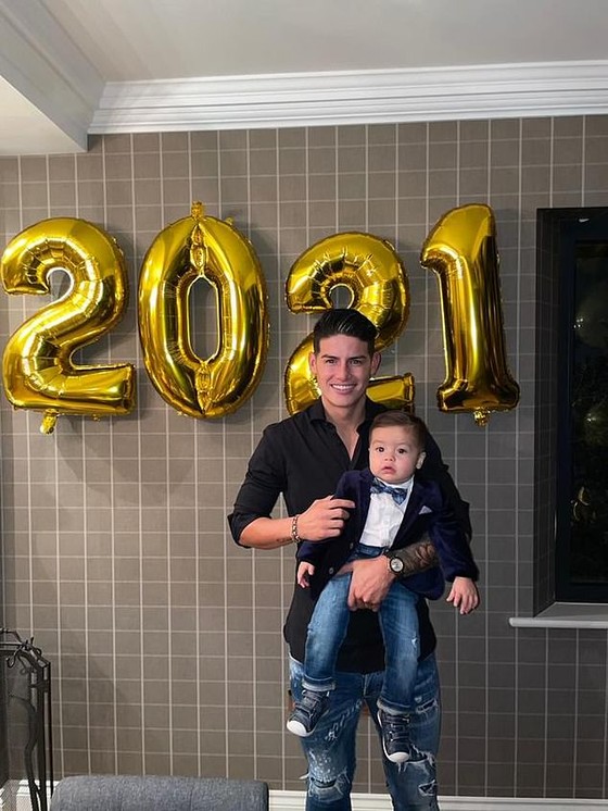 Cristiano Ronaldo và Luis Suarez đón năm mới 2021 cùng gia đình, Jordan Henderson nhâm nhi một mình đêm giao thừa ảnh 6