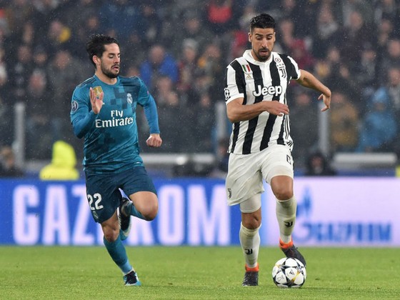 Isco (trái) sẽ rời Real Madrid để thế chỗ Khedira ở Juventus