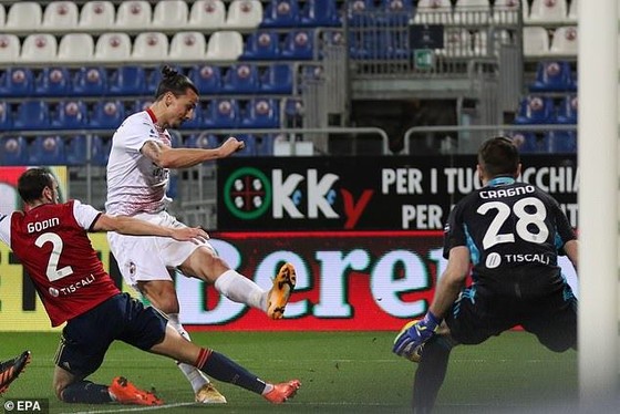 Pha ghi bàn của Zlatan Ibrahimovic vào lưới Cagliari