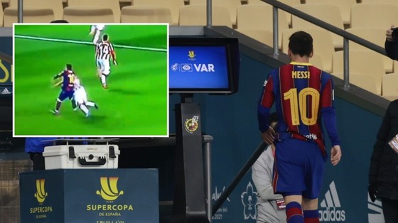 Messi lãnh thẻ đỏ đầu tiên ở Barcelona