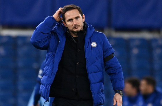Frank Lampard trả giá cho phong độ sa sút của Chelsea