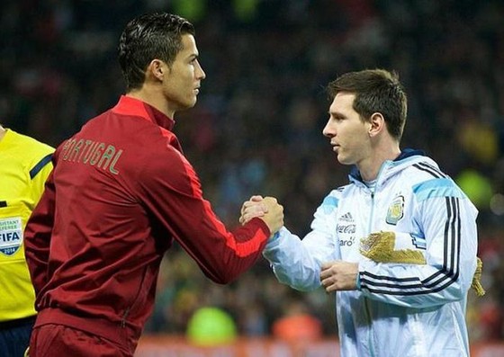 Jamie Carragher nói Messi giỏi hơn Ronaldo nhưng ông tôn trọng CR7 hơn ảnh 1