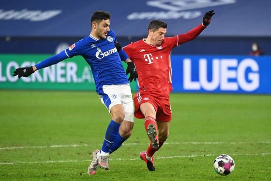 trung vệ Ozan Kabak tranh bóng với Rpobert Lewandowski của Bayern Munich