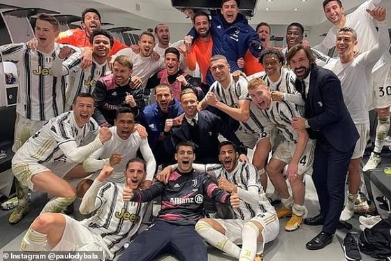 Các cầu thủ Juventus mừng thắng lợi trong phòng thay quần áo