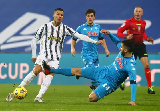 Ronaldo trong trận đấu với Napoli