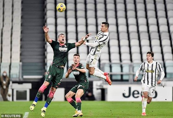 Ronaldo như bay trên không để ghi bàn bằng đầu