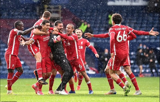 Niềm vui chiến thắng của Liverpool sau bàn thắng kỳ diệu của Alisson