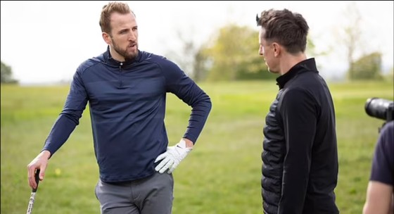 Harry Kane và Gary Neville trong cuộc phỏng vấn trên sân golf