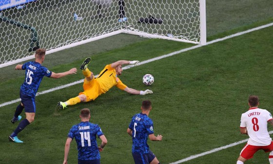 Ba Lan – Slovakia 1-2: Lewandowski mất dạng, Milan Skriniar nhấn chìm 10 cầu thủ Ba Lan ảnh 3