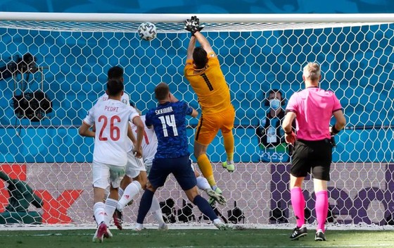 Slovakia - Tây Ban Nha 0-5: Chiến thắng kiểu bật nắp champagne của Luis Enrique ảnh 1