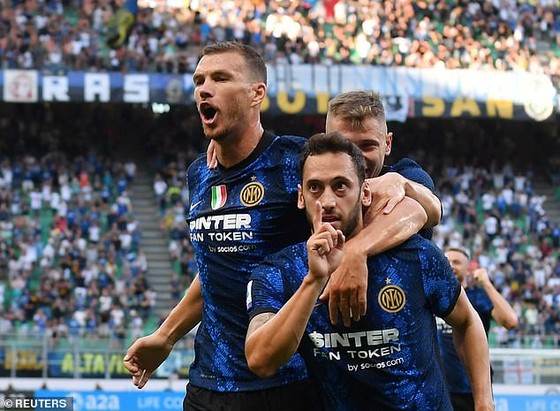 Calhanoglu và Dzeko ăn mừng bàn thắng trong trận ra mắt Inter Milan