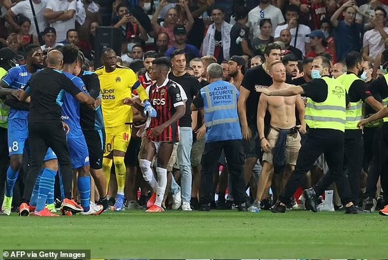 Bạo động trong trận Nice – Marseille, CĐV tràn vào sân tấn công Dimitri Payet, trọng tài phải hủy trận đấu ảnh 2