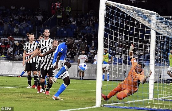 Kalidou Koulibaly ghi bàn ấn định chiến thắng cho Napoli
