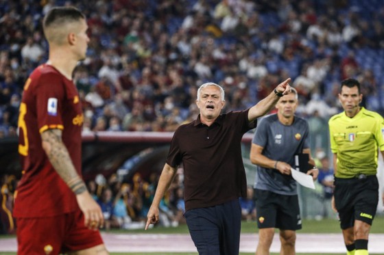 Vì sao Jose Mourinho ăn mừng như đứa trẻ con ảnh 1