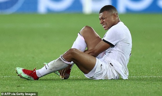 Mbappe chấn thương  bàn chân buộc phải rời sân sớm