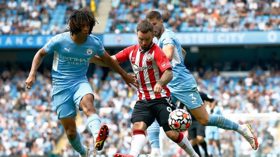 Chiếc thẻ đỏ và quả 11m của Kyle Walker gây tranh cãi trên mạng xã hội ảnh 2