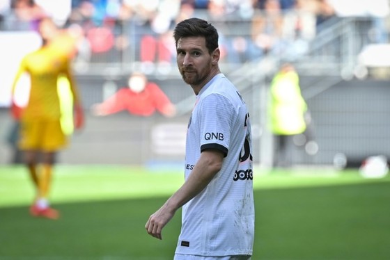 Messi sút bóng trúng xà Rennes trong trận thua cu· ngang