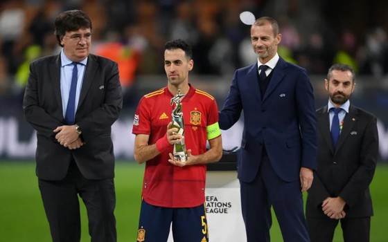 Sergio Busquets chỉ trích trọng tài thừa nhận bàn thắng gây tranh cãi của Mbappe ảnh 1