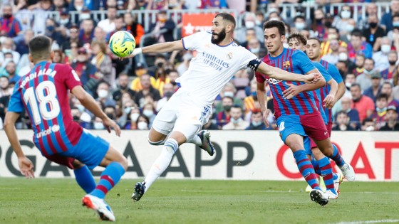 Barcelona - Real Madrid 1-2: Alaba giúp Kền kền thắng trận Siêu kinh điển ảnh 1