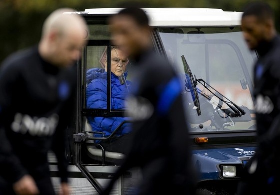 HLV Van Gaal té xe, Hà Lan ‘lên ruột’ trước trận gặp Na Uy ảnh 1