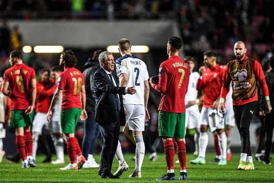 HLV Santos giải thích thái độ của Ronaldo, cam đoan đưa Bồ Đào Nha đến Qatar ảnh 1