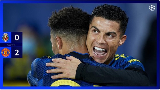 Ronaldo ăn mừng bàn thắng cùng Jadon Sancho