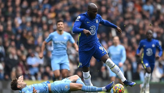 De Bruyne ghi tuyệt phẩm hạ Chelsea, Man City rộng đường vô địch ảnh 1