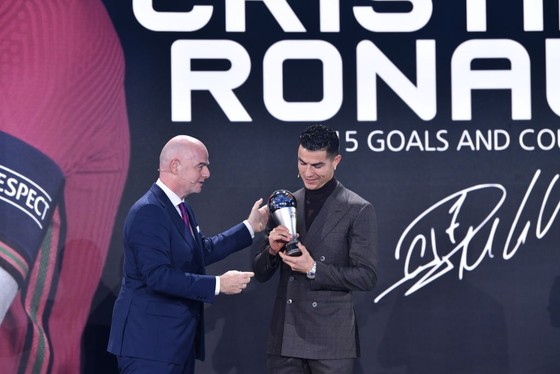 Chủ tịch FIFA Gianni Infantino trao giải thưởng đặc biệt cho Ronaldo