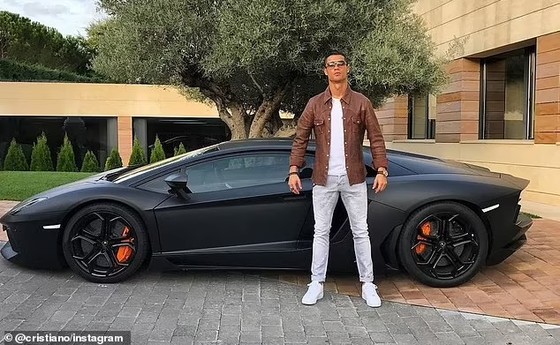 Netflix tiết lộ gara siêu xe trị giá 18 triệu bảng tuyệt đẹp của Ronaldo ảnh 4